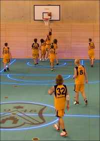 Acht Jahre Glasboden im täglichen Einsatz als Sportboden mit flexibler LED-Linierung