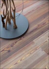 Mafis neue Lärche-Breitdiele: stark gebürstet, extrem gelaugt und thermisch gebacken