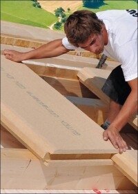 Ökologisches Dachsanierungssystem von Gutex mit regensicheren Holzfaser-Unterdeckplatten