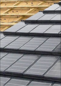 Serienproduktion: Autarq verheiratet Creatons Glattziegel Domino mit einem Solarmodul