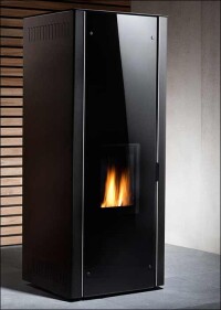 Neuer luft- bzw. wassergeführter Pellet-Kaminofen im Titanium-Design von Buderus