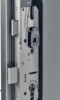 Anti-Panik-Verriegelungen panicLock von Winkhaus auf Alarmanlagen aufschaltbar