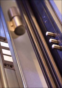 Stößelkontakte versorgen Türblätter kabellos mit elektrischer Energie