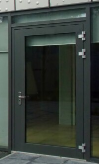 Sprenghemmende Sälzer-Türen mit Türbändern von Dr. Hahn im Sprengversuch