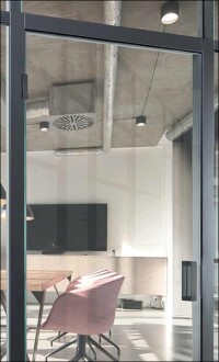 Wie Simonswerk Ganzglastüren flächenbündig in Szene setzt