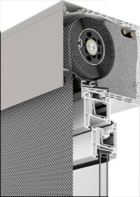 RA zipSCREEN: Aufsatzsystem mit textilem Sonnenschutz à la Roma