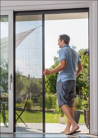 Neue Insektenschutz-Plissees für Fenstertüren von MHZ bzw. Neher