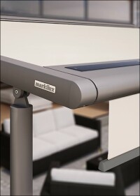 Markilux rüstet Senkrechtmarkise „Schattenplus“ mit Solarmodul aus