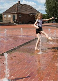 Geklinkerter Bahnhofsvorplatz im dänischen Hedehusene lädt jetzt zur Entschleunigung ein