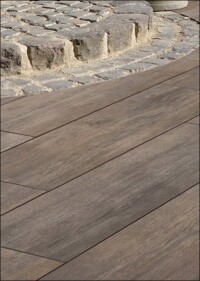 Beton+Keramik-Verbundplatte von KANN für dauerhafte Holzoptik auf Terrassen