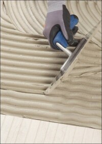 Neuer Allwetter-Flexkleber für Fliesen und Natursteine im Außenbereich von PCI