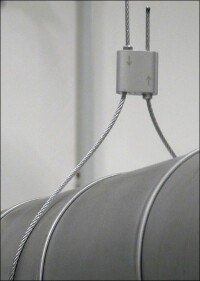 Prinzip Kabelbinder - nur lösbar: Montage von Lüftungsrohren mit Seilabhängungen