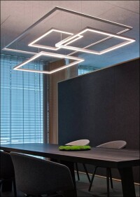 Gioco - abgependelter Rahmen aus Licht von Sattler