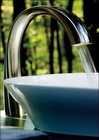 Schwung- und kraftvolle Automatikarmatur von Toto mit laminierten Wasserstrahlen