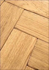 Fischgrätparkett im Used-Look: wirkt alt, ist aber neu und fußbodenheizungstauglich