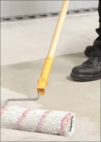 Neue Grundierung für die Verlegung von großformatigen Fliesen auf Calciumsulfatestrichen