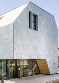 Bekenntnis zum Außergewöhnlichen - realisiert per Kairo-Parkettierung mit VMZINC-Schindeln