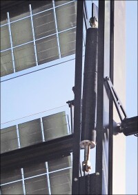 Linearantriebe für möglichst viel BiPV-Strom und optimales Innenraumklima bei Stiebel Eltron