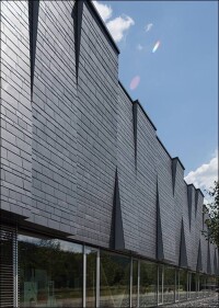 Wie sich ein Gewerbebau mit einer Schieferfassade attraktiv verheiraten lässt