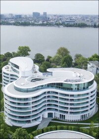 Schneeweiße Keramikfassade in schwungvoller Eleganz mitten in Hamburg