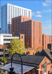 New Belgrade Plaza Complex in Coventry: massig umbauter Raum in präzise Keramik gekleidet