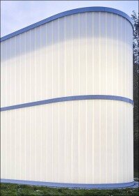 Transluzente Profilglasfassade für eine Schulmensa ohne Ecken und Kanten