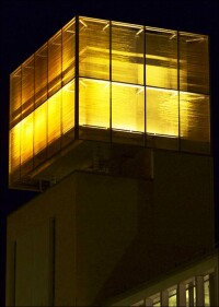 Detailverliebte Glas-Kunst mit vielen Worten in vielen Sprachen