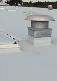 Flüssigabdichtungssystem neu von Klöber: löse&shy;mittel- und weichmacherfrei sowie in drei Farben