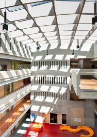 Glasdachkonstruktion unterstützt Energiekonzept eines „nearly zero energy buildings“