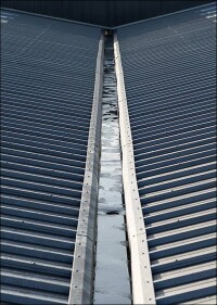 Gedämmtes Rinnensystem à la Kingspan zur innenliegenden Entwässerung von Sandwich-Dächern