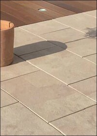 Diamantgebürstete Terrassenplatten mit mediterranem Touch  im Großformat à la Jasto