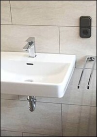 Luxury Vinyl Tile (LVT) an der Wand und im Bad