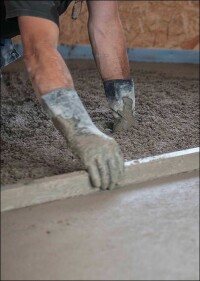 Flüssiges Estrichzusatzmittel zur Wasserreduktion à la Uzin