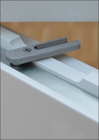 Wingburg ergänzt seine Zargen für wandbündige Drehflügeltüren um integrierten Einzugsdämpfer