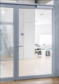 Assa Abloy erweitert „Close-Motion“-Türschließerprogramm für zweiflügelige Türen