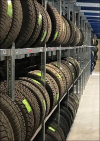 Stoßgeschäft-optimierte Reifenlagerung bis unter die Decke: 2.500 m³ Raum für 8.500 Räder
