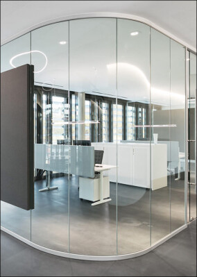 Gläserne Bürowelt mit französischem Esprit