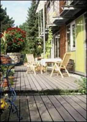 Holzprodukte dominieren im Garten, werden aber von anderen Materialien bedrängt