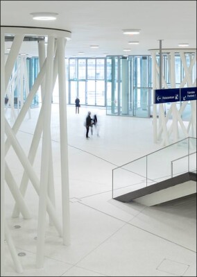 Wuppertaler Bahnhofsmall mit ganz viel weißem Betonboden