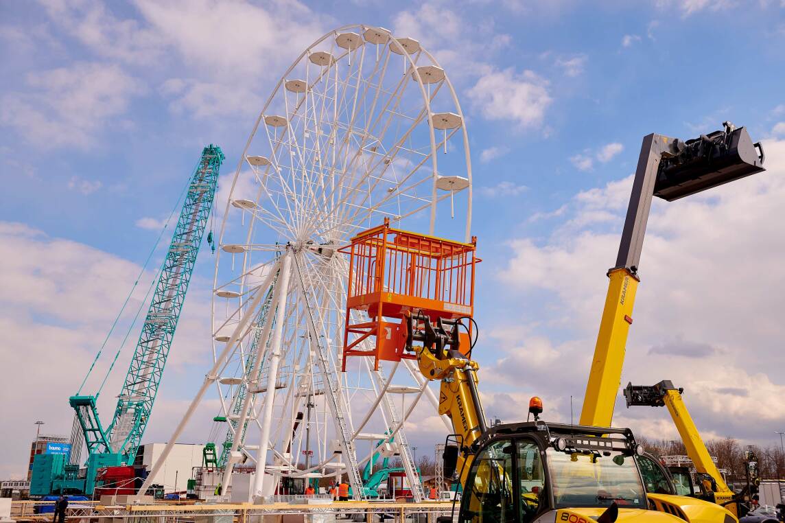 8/9 - Die Wacker Neuson Group hat dieses Jahr ein Riesenrad im Gepäck. In nur zwei Tagen stand das Rad.