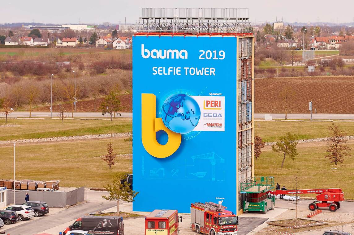 9/9 - Für den „Selfie-Tower“ wurden 24 Container gestapelt, mit 320 Tonnen Ballast beladen und mit einer 600 m² großen Grafikplane ummantelt. Noch fehlt der dazugehörige Aufzug.