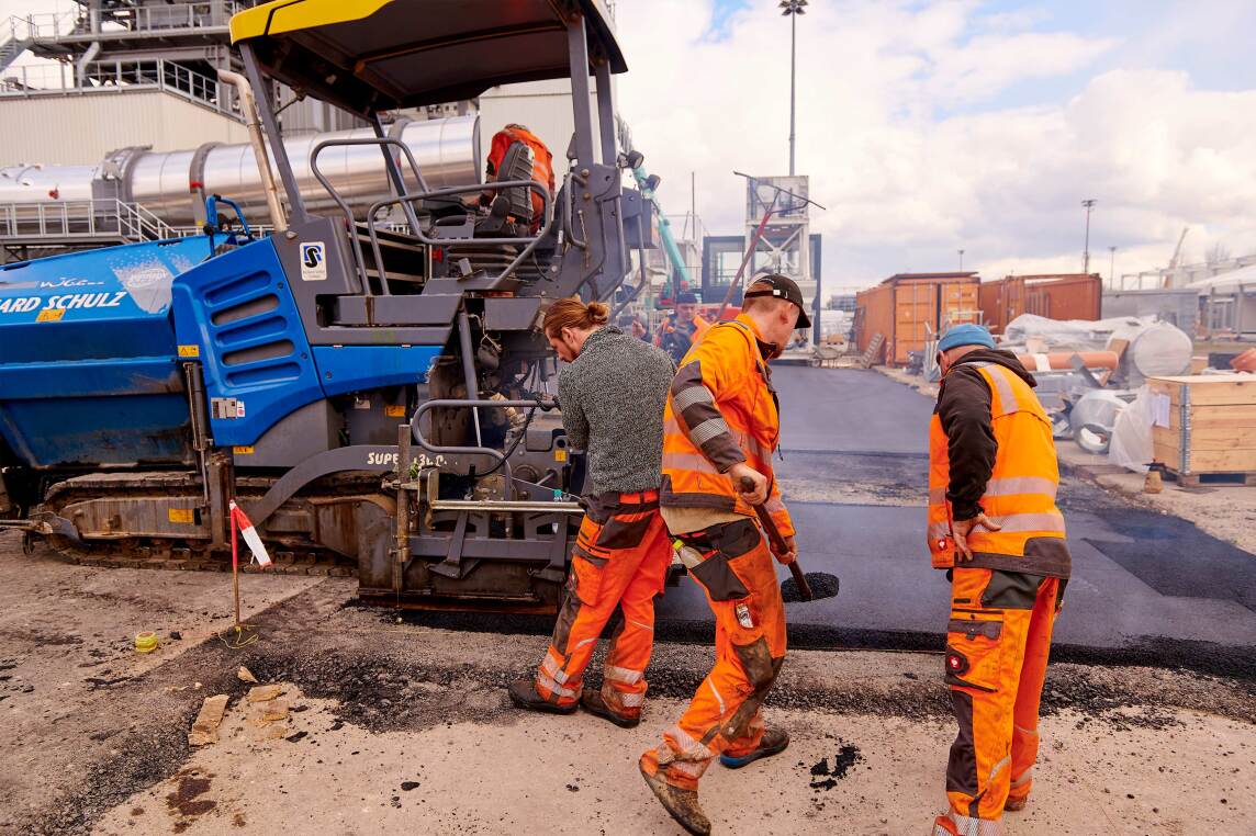 5/9 - Mancherorts werden sogar Straßen eigens für die bauma geteert, zum Beispiel im südlichen Freigelände.