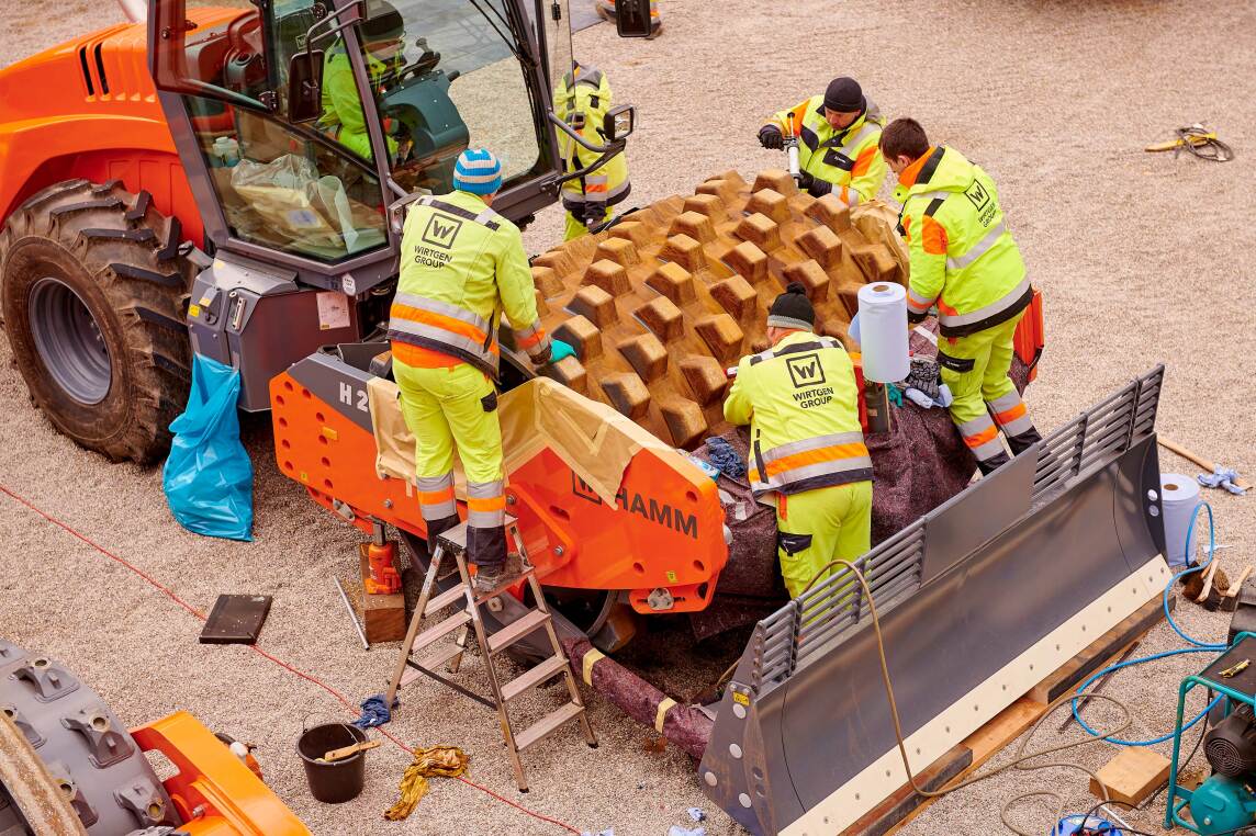 7/9 - Feinschliff: Viele Ausstellungsstücke werden noch gereinigt, lackiert und auf Vordermann gebracht - hier eine Fräswalze der Wirtgen Grou