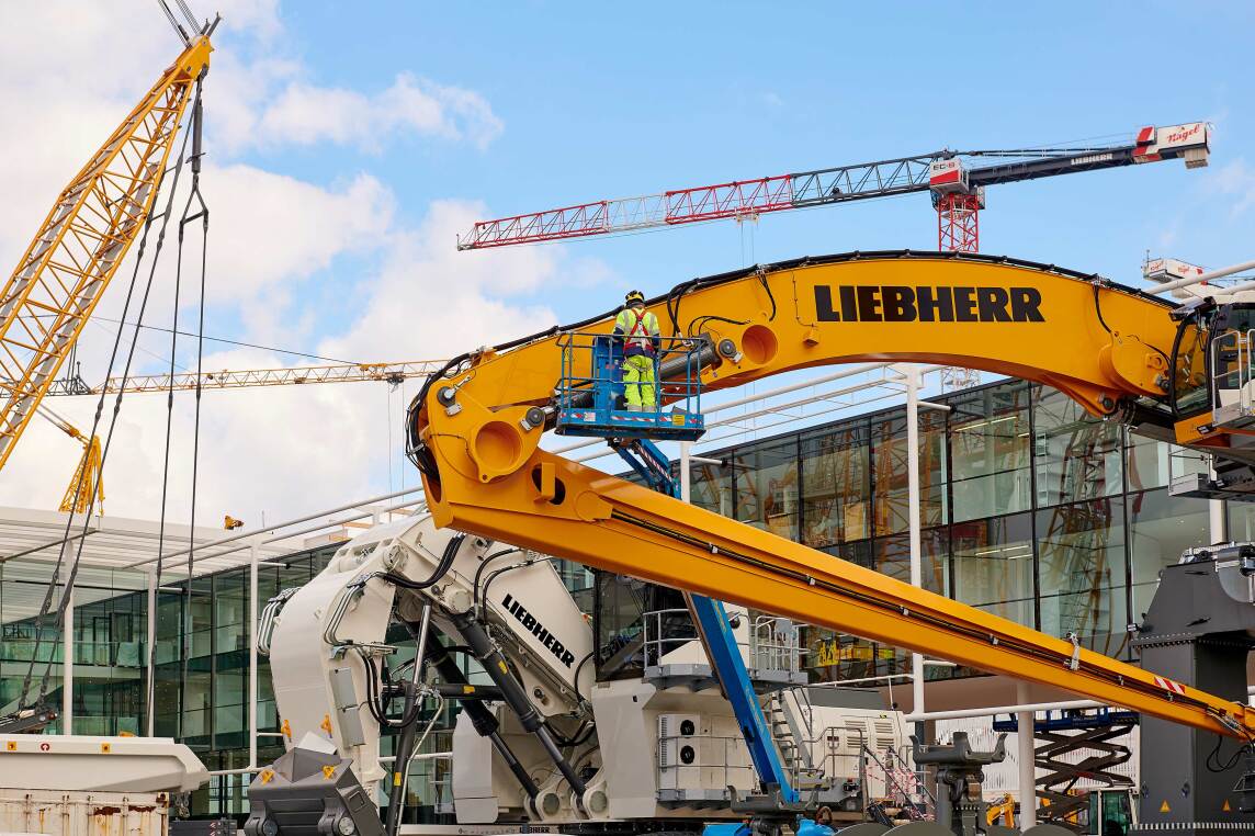 2/9 - Liebherr begann allerdings als erster Aussteller bereits im November 2018 mit dem Aufbau seines dreistöckigen Messestands.