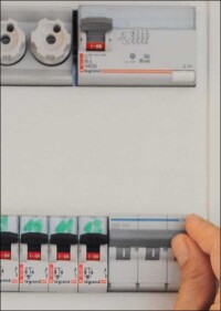 TÜV Rheinland rät: Sicherungen dreimal jährlich aus- und einschalten!