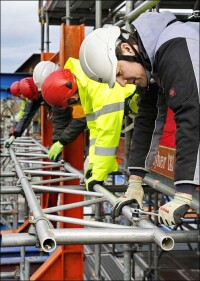 Berufsgenossenschaft fördert Schutzhelme mit Kinnriemen