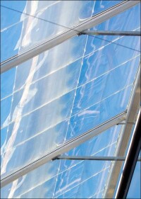 Optiken aus Plexiglas-Formmassen machen Gewächshäuser effizienter