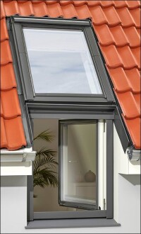 Velux kombiniert Dach- und Fassadenfenster für ein über die Traufkante laufendes Lichtband