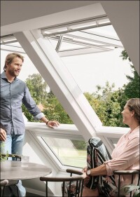 Weltpremiere: Erstes elektrisches Klapp-Schwing-Fenster von Velux mit 45°-Öffnungswinkel
