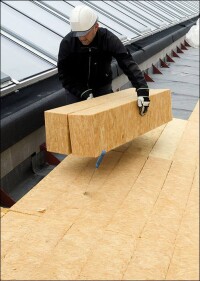 Isover kombiniert Glas- und Steinwolle für eine leichte Flachdachdämmung